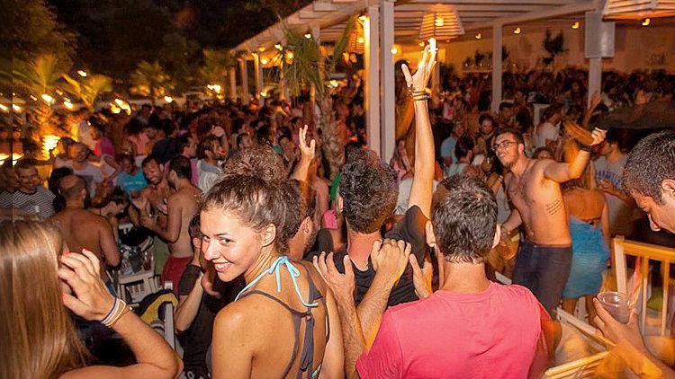 Αν σας αρέσουν τα clubs και τα bars και θέλετε έντονη νυχτερινή διασκέδαση στις διακοπές σας, τότε η Κασσάνδρα και η Σιθωνία είναι τα καλύτερα μέρη που πρέπει να επισκεφθείτε.