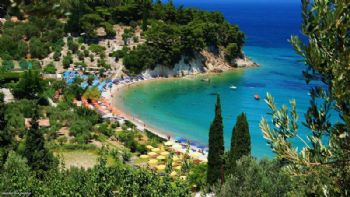 Βουτιά στα καταγάλανα νερά της Σάμου