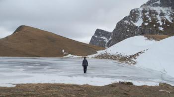 Βόλτα σε παγωμένη λίμνη 