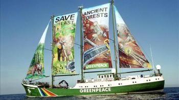 Στη Σύρο το πλοίο της Green Peace