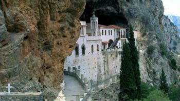 Μοναστήρι κτισμένο σε σπηλιά 