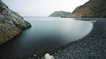 Η ομορφότερη μαύρη παραλία στην Ελλάδα