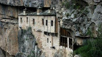 Μοναστήρι χτισμένο κυριολεκτικά μέσα στο βουνό!