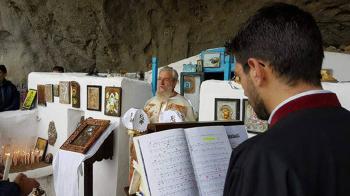 Λειτουργία στον ένα άσκεπο ναό του κόσμου!