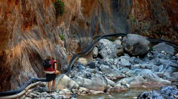 Διέσχισε το φαράγγι της Σαμαριάς με την ανάπηρη κόρη του