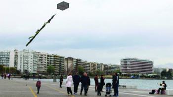 Η Θεσσαλονίκη πετά χαρταετό και κερνάει