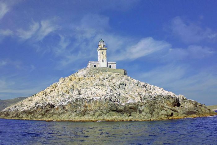 Στο φάρο του Ταίναρου, του νοτιότερου σημείου της Ευρώπης, θα έρθετε με τα πόδια αλλά και με εκδρομικό σκάφος