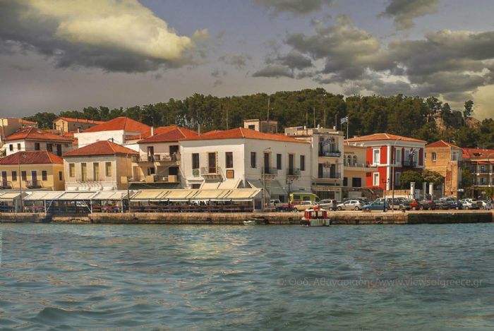 Περπατήστε στην προκυμαία πλάι στα νεοκλασικά σπίτια.