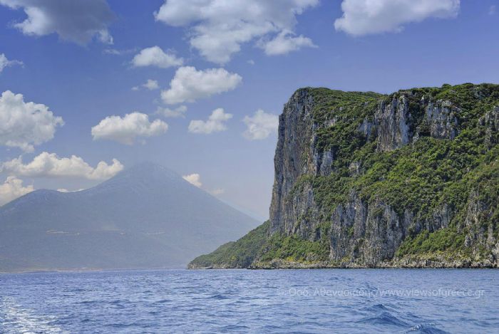 Τα απόκρημνα βράχια της Σφακτηρίας