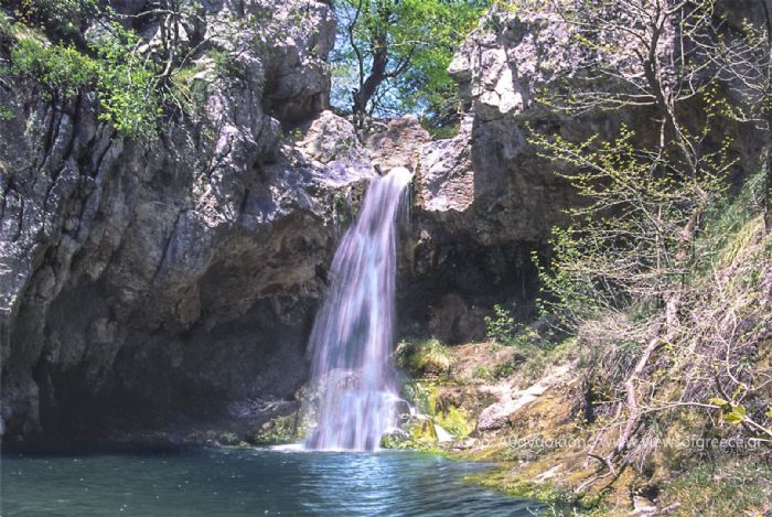 Σε μικρή απόσταση από την ακτή κρύβεται αυτός ο πανέμορφος καταρράκτης