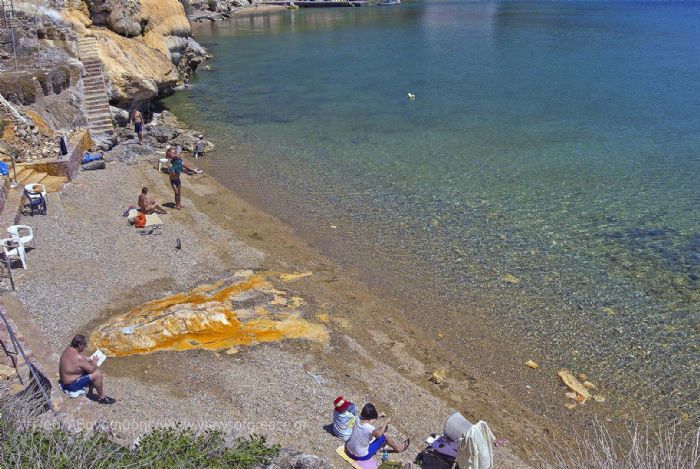 Στη δημοτική πλαζ της Αιδηψού τα ιαματικά νερά χύνονται στη θάλασσα