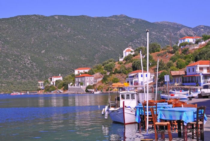 Το γραφικό λιμανάκι του Γέρακα