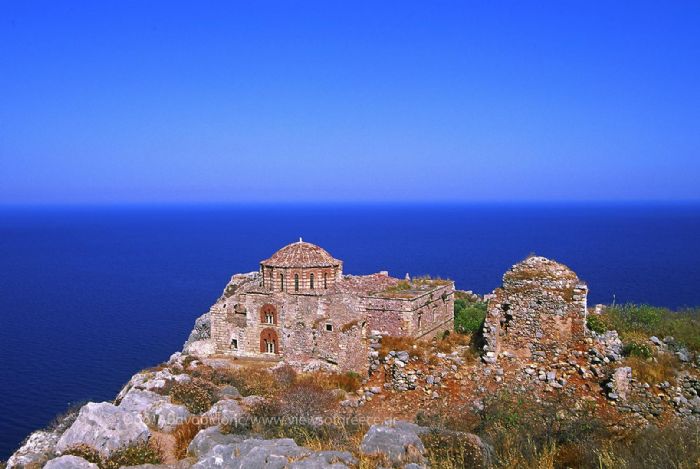 Στην κορφή του βράχου δεσπόζει ο εντυπωσιακό ναός της Αγίας Σοφίας