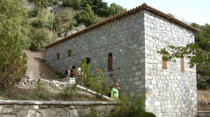 Το κτίσμα, όπου σύμφωνα με την παράδοση, γεννήθηκε ο «Γέρος του Μοριά», σκαρφαλωμένο σε ένα μικρό ύψωμα