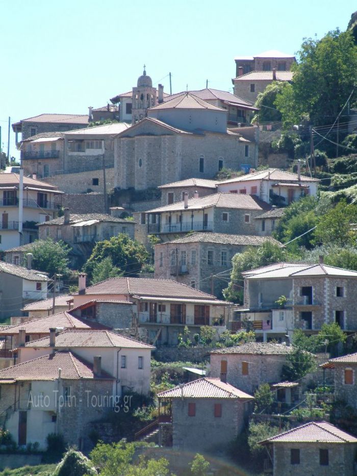 Επιβλητικά, πέτρινα κτίσματα με τη μοναδική αρχιτεκτονική και πλακόστρωτα καλντερίμια με το ρομαντικό χαρακτήρα