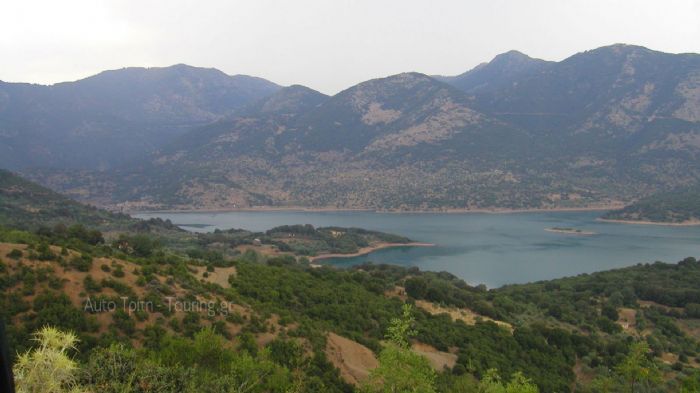 Η τεχνητή λίμνη του Λάδωνα είναι ένα από τα ιδιαιτέρως εντυπωσιακά αξιοθέατα της Αρκαδίας