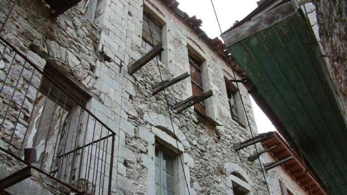 Όμορφα κτίρια  παραδομένα στο χρόνο