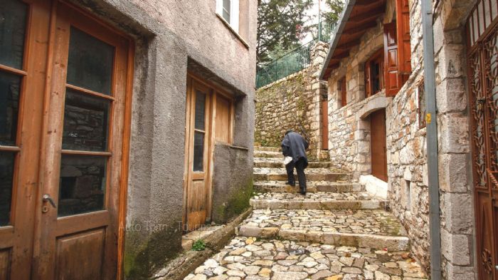 Απογευματινές βόλτες για... λίγους στα στενά της Δημητσάνας