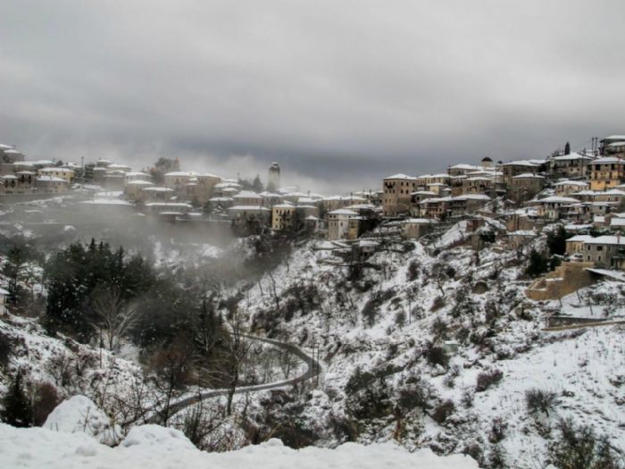 Ομίχλη και χιόνι δεν εμποδίζουν τη ζωή στη Δημητσάνα να συνεχίσει κανονικά