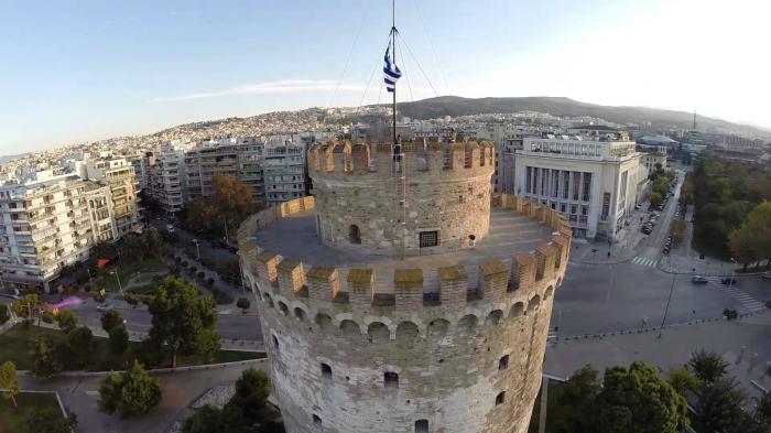 Το τουρκικό θωρηκτό και η ελληνική σημαία