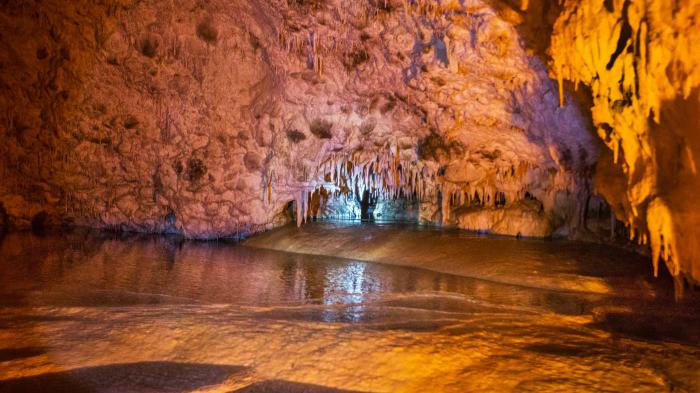 4 σπήλαια με εντυπωσιακά φαινόμενα! 