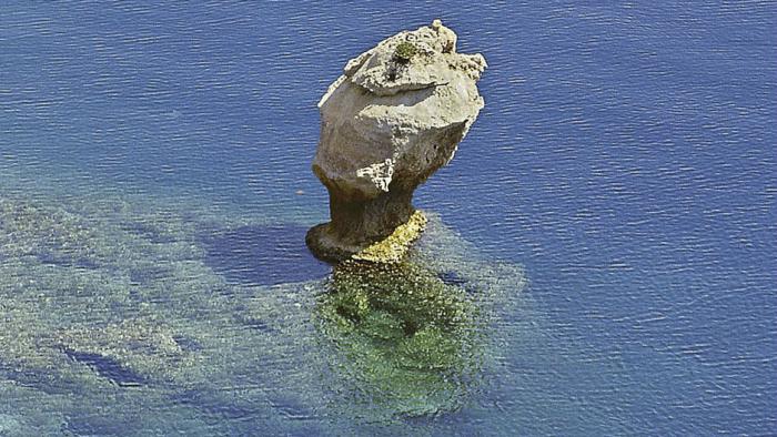 Ο χαρακτηριστικός  βράχος στο Μελαγκάβι