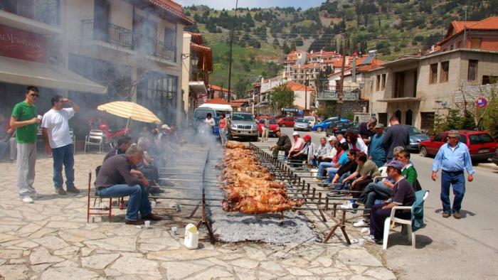 Φωτιές στους «λάκκους» της Αράχωβας 