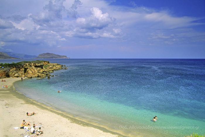 Κρυμμένες πίσω από τα βράχια